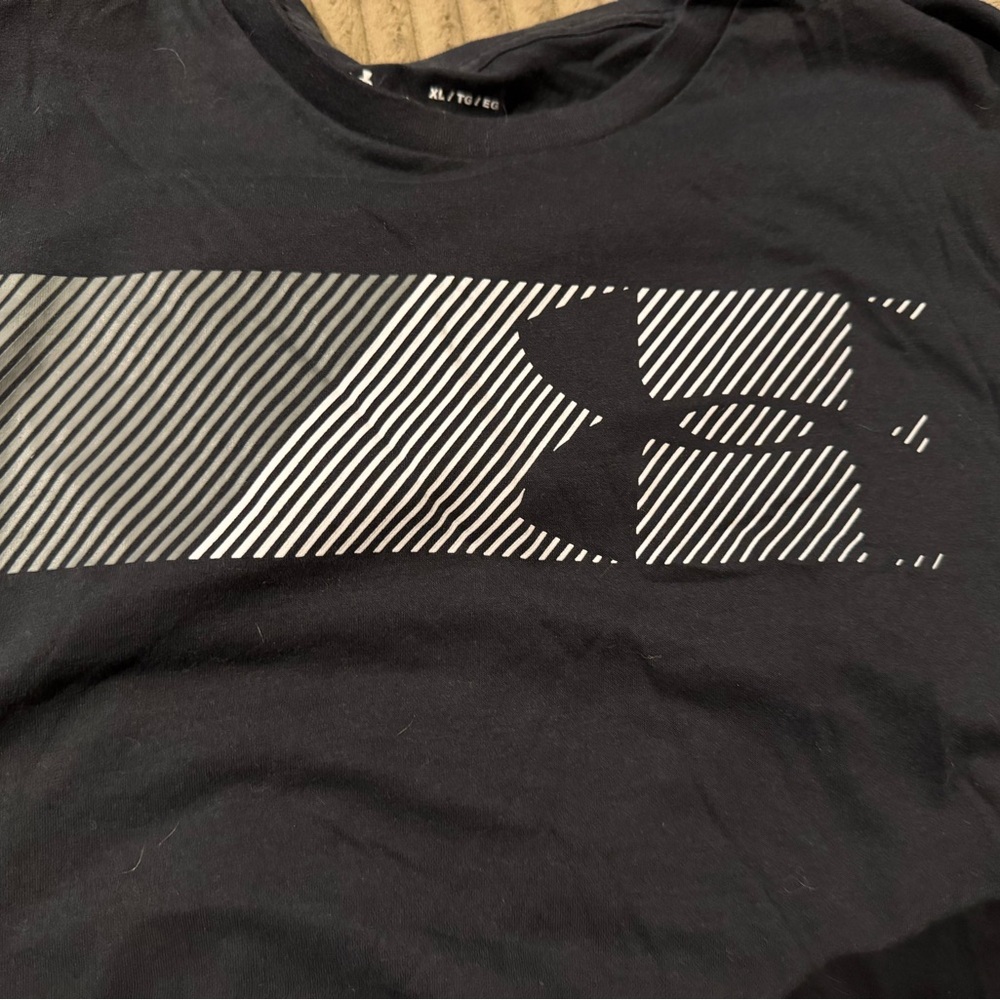 Under armour men’s black and white graphic tee
